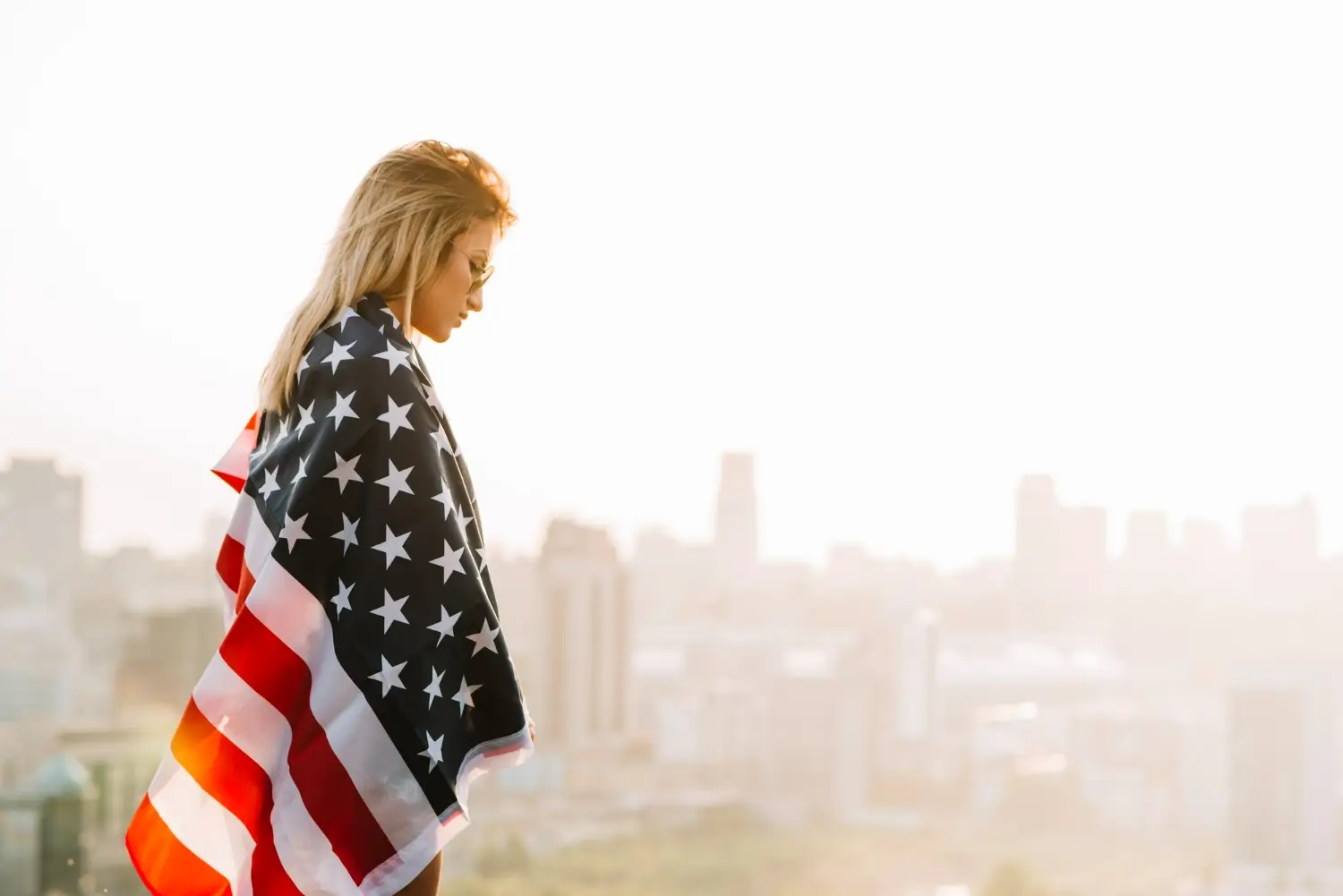 Девушка с американским флагом